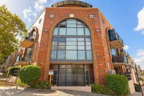 Stylish 2 Bedroom Apartment In the City - Image 4