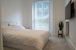 Central and Spacious City of London Apartment - Image 4
