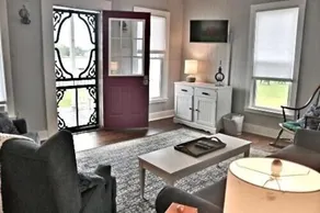 Sweet Mary 2 Bedroom Home by RedAwning - Image 2