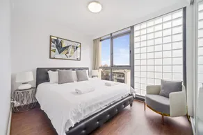 HomeHotel Stylish 3 Bed Clean & Comfort - Image 5