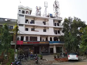 Hotel Redstone by OYO Rooms - Image 4