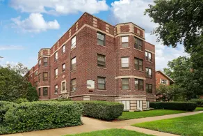 Simple and Roomy 1BR Apt in Evanston - Image 3