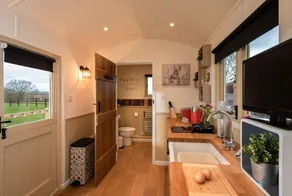 Hillside View Shepherds Hut - Image 5