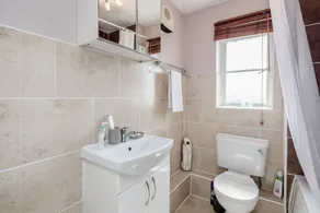 Captivating 3-bed Apartment in Grays - Image 5