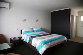 Christies Beach Hotel - Image 2