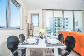 Spacious Central Apartment Walking Distance To Beach - Image 3
