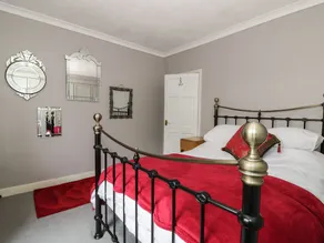 9 Oaklands Terrace - Image 2
