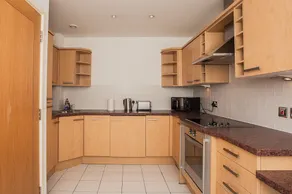 Stunning 2 Bed Apartment with Amazing Views - Image 2