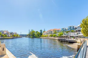 Luxurious Perth Townhouse - Image 5