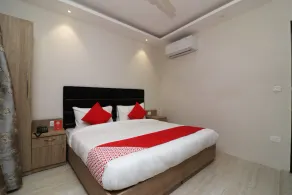 Hotel Shyam by OYO Rooms - Image 5