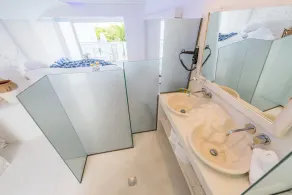 Kouros Home Hotel - Image 4