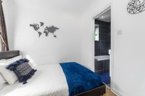 Homely 2-bed Apartment in London - Image 5