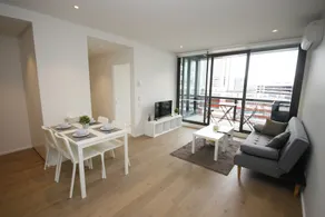 Onelife Docklands Luxury Apartment - Image 2