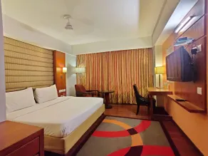 Avalon Hotel by OYO Rooms - Image 4
