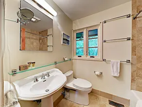 Cape Cod  On The Bay 3 Bedroom Home - Image 5