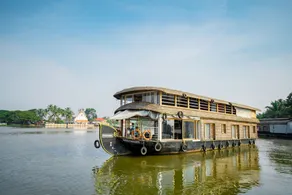 OYO 23231 KHBO Gold Sharing Houseboat - Image 3