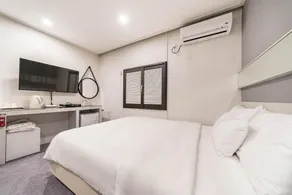 Line Hotel - Image 5