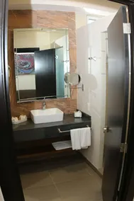 Centriplaza Hotel Suite & Spa - Image 2