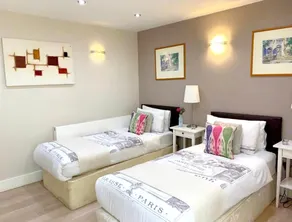 Apartment With 2 Bedrooms in Greater London, With Wonderful City View, Furnished Balcony and Wifi - Image 2