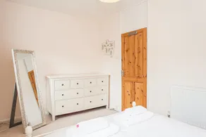 Bright 2 Bedroom Property With Balcony - Image 3