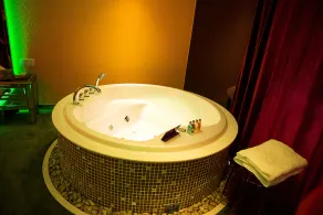 Rose Lover Hotel - Image 2