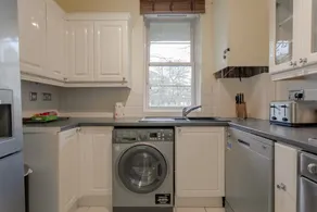 2 Bedroom Apartment in Wapping - Image 2