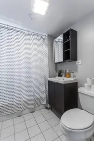 Mid Century Gem Comfort, Close To Train 3Bd - Image 2