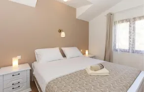 Beautiful Home in Grab With Wifi and 4 Bedrooms - Image 5