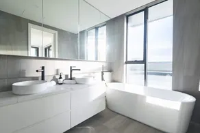 Luxurious 3 Bedroom Home Near Chadstone With Parking - Image 2