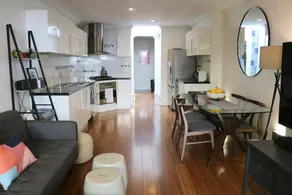 Elegant 2 Bedroom House in Inner City Oasis - Image 2