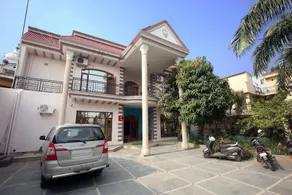 Hotel Palm House - Image 4