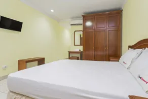 RedDoorz Near Ciputra World Kuningan - Image 4