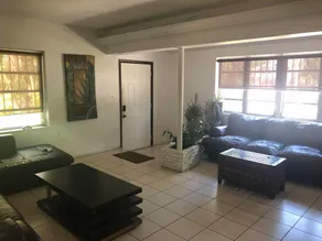 Zbunkz Little Havana Hostel - Image 2