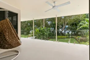 Luxury Living on the Beachfront - Image 3