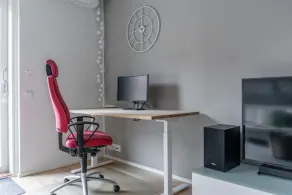 Spacious 1br with parking on the street - Image 2