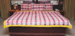 Upper Class Suites - Image 3