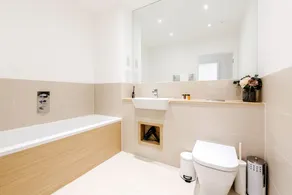 Stunning Ensuite 2 bedroom apartment - Image 4