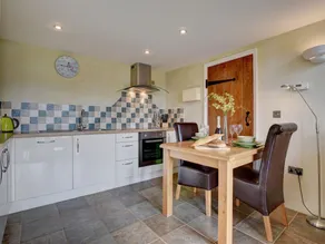 Charming Apartment in Bampton With Jacuzzi - Image 3