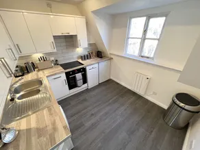 Beautiful central apartment with parking - Image 5