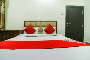 Hotel Adarsh by OYO Rooms - Image 4