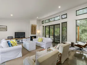 Hidden Escape Free Wifi & Foxtel Surfside PET Friendly - Image 2