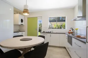 18 on Rayner - swish apartment Myrtleford - Image 4