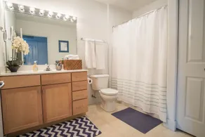 Spacious Townhome w Parking by Frontdesk - Image 5