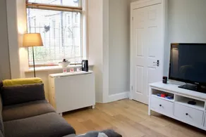 Homely 1 Bedroom Edinburgh Apartment Near Canal - Image 4