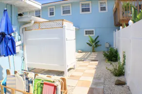 Two Palms: Adorable Pet Friendly 1 Bedroom Cottage Just Steps From The Ocean With Parking, Privacy And An Outdoor Shower Cottage - Image 2
