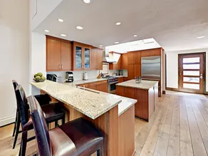 4br W/ Balcony & Fireplace - Near Slopes 4 Bedroom Duplex - Image 2