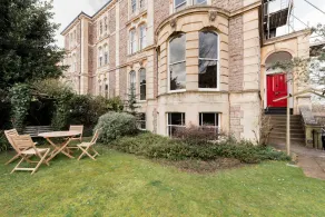 Grand Victorian Apartment in Sought-after Clifton - Image 3