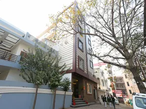 OYO Flagship 12177 Hotel Crystal Inn - Image 4