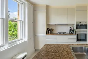 Stunning 3 Bedroom Apartment in Trendy Chalk Farm - Image 4