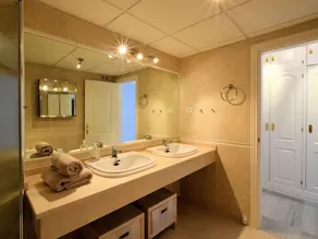 Beautiful penthouse apartment with roof terrace and panoramic views - Image 3